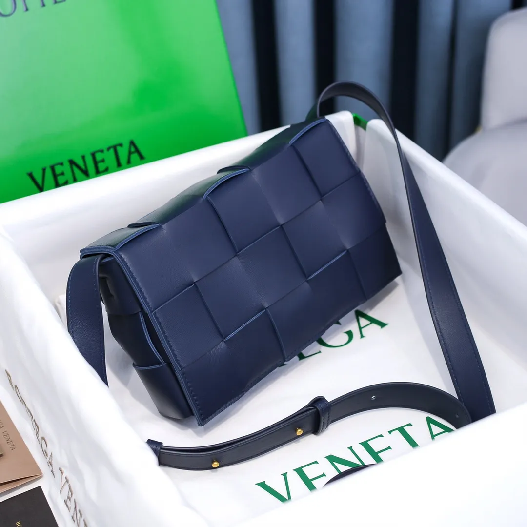 Cassette's trendy design is earth-shaking beauty. The handsome style with flamboyant personality has completely changed the dull style in the past. Beauty is a topic that women can never refuse. Walking on the streets of Milan, you can see her figure everywhere. It is called tofu bag, original sheepskin: the key point is that both men and women can control it, and has become a big celebrity in the fashion circle. Size 23*15*15 [6687]
